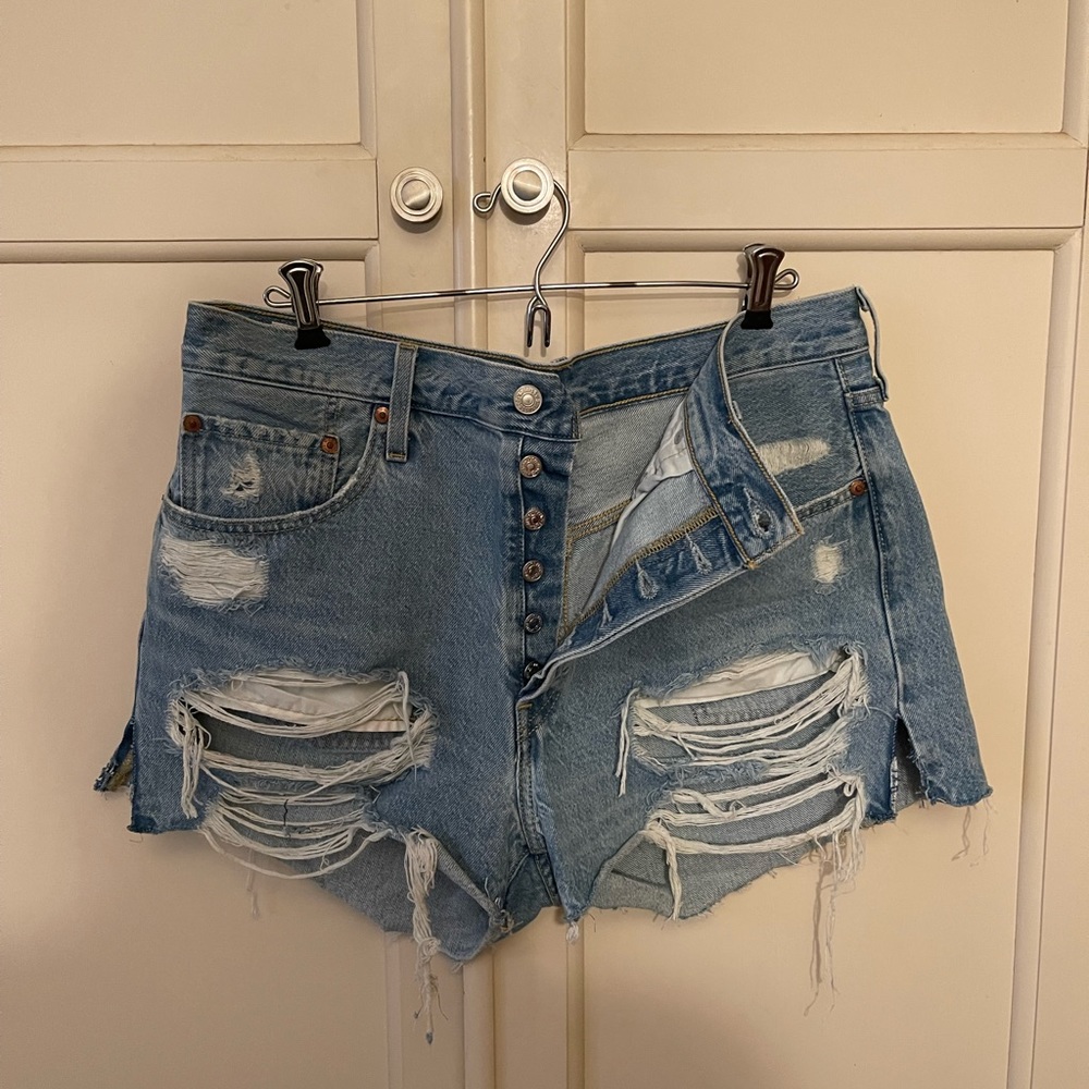 Levi Ripped jeans